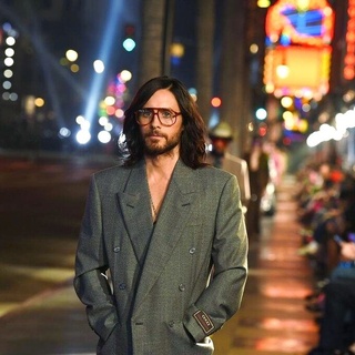 With stars like Gwyneth Paltrow and Serena Williams sitting in the front row, Alessandro Michele's nostalgic clothing designs inspired by old Hollywood glam shined just as bright during a Gucci fashion show in Los Angeles.⁠
⁠
Jared Leto and Macaulay Culkin were among the many models who calmly pranced down the Walk of Fame runway at the Gucci Love Parade on Tuesday night. It was such a splashy spectacle that the event shut down a few blocks of busy Hollywood Boulevard. Audiences included Salma Hayek, Lizzo, Miley Cyrus, Lindsey Vonn, Dwyane Wade, Gabrielle Union, James Corden, Dapper Dan, Tracee Ellis Ross and Tyler, the Creator.⁠
⁠
With his new collection, Michele brought his love for old cinematic wardrobes to life with cowboy hats, feathered gowns, faux fur coats, diamond tiaras, crop tops, wide leg pants and voluminous dresses. He offered a mixture of colors through his models who wore lavender, teal and hot pink suits along with metallic and gold gowns. Black was another color of preference.  Some models wore chunky silver platform shoes, patent leather flats and white pointy boots. Another popular accessary was face jewelry around the nose and cheekbones. The Italian designer also featured small to plus-sized models. ⁠
⁠
"I think with fashion, you have a duty to give a voice," Michele, the creative director of Gucci, said after the show. "I see beauty everywhere. It's something which is organic and natural." ⁠
⁠
Tap link in bio to continue on @EDGEmedianetwork ?⭐??⁠
⁠
?: Jared Leto walks the runway at the Gucci "Love Parade" fashion show / Jordan Strauss / AP