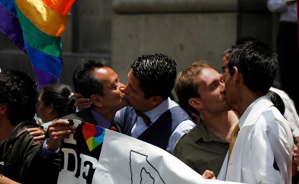 Mexico's largest state approved same-sex marriage Tuesday, leaving only three of the country's 32 states without such laws. The State of Mexico, which almost surrounds Mexico City, has the largest population of any state in the country. Its legislature voted to recognize same-sex marriages and same-sex common-law marriages, becoming the 29th state to do so. That leaves only the northern border state of Tamaulipas, the Gulf coast state of Tabasco and the southern state of Guerrero without such laws. Tabasco is the home state of President Andrés Manuel López Obrador, but he has shown little appetite to push such legislation. "Today, by becoming the 29th state to approve equal marriage, we will be reducing inequality, and letting the country know that in the State of Mexico we do not leave anybody behind," said state legislator Paola Jiménez.⁠
⁠
Tap link in bio for more on @EDGEmedianetwork ⁠
?️‍????