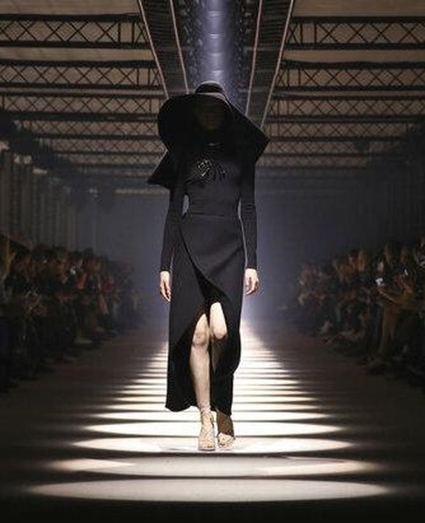 After first canceling the July shows for menswear and Haute Couture, the #French #fashion federation has now organized an unprecedented schedule of digital-only events instead. Tap link in bio to read more on @EDGEmedianetwork ???? ⁠
⁠
?: Vianney Le Caer / Invision / AP ⁠
