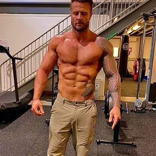 It's not easy being as hot as a Norse god, and Chris Hemsworth is living proof of that as his stuntman gives fans a glimpse inside the diet he maintained to stay in shape for the "Thor" films. As reported by the Daily Mail, Hemsworth was not skimping on the calories to achieve his Thor physique. In fact, he reportedly consumed "10 meals a day" totaling 4,000 calories and his longtime stunt double Bobby Holland Hanton had to follow suit to keep up, he detailed in a recent interview with Ice36. "You've got to be kidding!" was Hanton's first response when Hemsworth gave him just eight weeks to bulk up to his size for "Thor: Blood and Thunder." Hanton reportedly had to pack on nearly 22 pounds of muscle to be a convincing stand-in. "I was eating up to 10 meals a day, two of those would be protein shakes," Hanton shared. "We [he and Chris] were training twice a day and I never thought in my life that I would be sick of food and not wanting to eat food, because I love food." Although he "hated it," Hanton said, you can't argue with results. "In the end, I was trying to give away food that I was supposed to eat because I just didn't want to eat it, it would almost make you feel sick because you were never, ever hungry," Hanton said. In 2020, Hanton revealed on an Australian radio show that he has "a great relationship" and "understanding" with Hemsworth. "The actors I work with work really hard, especially Chris," Hanton said at the time. And by the looks of both of their physiques, it shows.⁠
⁠
Tap link in bio for more on @EDGEmedianetwork ⁠
????⁠
?: @bobbydazzler84