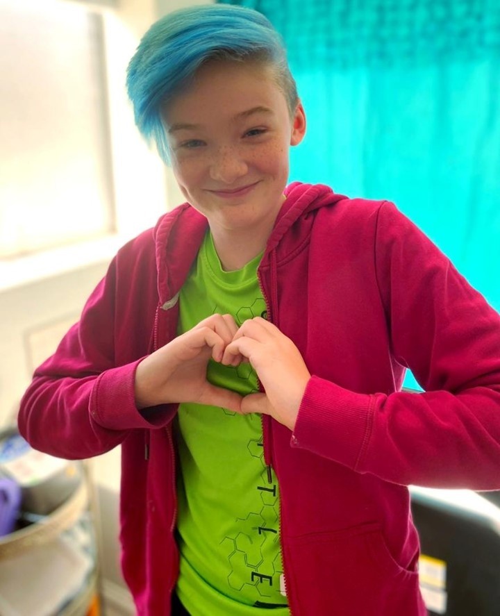 A Twitter post has gone viral about Fiona, an 11-year-old girl, writing "Black Lives Matter" and more in chalk on the sidewalks in front of the homes of neighbors with Trump yard signs. Tap link in bio to continue on @EDGEmedianetwork ?️‍??⁠
⁠
?️: @kschatt13⁠
?: Fiona / @just_brandyann / Twitter