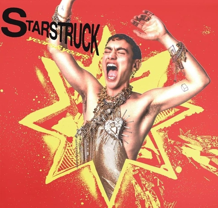 2021 has been a big year for out singer/actor Olly Alexander. The Years and Years lead singer showed his acting chops in a big way as one of the leads in "It's a Sin," Russell T. Davies' moving series that looked at the AIDS epidemic in Britain in the 1980s. In a critic's pick review in the New York Times, television critic James Poniewozik wrote: "Among a roundly excellent cast, Alexander is especially good at showing the boyish light that Ritchie keeps alive in himself even as he grows increasingly afraid it will be snuffed out early." The show was a big hit on both sides of the Atlantic, even leading to an increase in HIV testing in England. Learning of this, Alexander said on the BBC Breakfast morning show: "I'm trying not to cry. I think it's just amazing to see a real-time response to the show from the audience who is watching. I'm just really moved by it honestly." Today, Alexander posted new music to YouTube, the first single from his new album, called "Starstruck," the French website TÊTU reports. "Pop and efficient, this new track with funk accents is reminiscent of Justin Timberlake's Can't Stop The Feeling . If I could bottle you, I'd sip you all night,' the openly gay singer admits." Tap link in bio to continue on @EDGEmedianetwork ?? (?: Olly Alexander / Instagram)