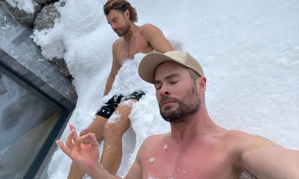 #2022Rewind :: Chris Hemsworth showed some of his super-hero skills in a new Instagram post where he and a friend take a snow bath in sub-zero Austrian temperatures, the Daily Mail reports. With an expression that shows the star channeling his best Zen, he captioned his pic with a prediction that he is part of an upcoming health meme: "Ice baths are old news. It's all about snow baths in 2022." "Some alternative medicine advocates claim submerging one's body in cold water, snow or ice can have health benefits," adds the Daily Mail.  But in the comment section, one user suggested an unwelcome side effect of a snow bath: "Captain shrivel after that brother hahaha." Another user saw the pic as a reference to the 2020 Netflix film "Extraction," which stars Hemsworth. He also shared a video of his workout regimen for the film. "Gearing up for @netflix Extraction sequel. Transitioning from heavy weight training to a lot more body weight functional movements concentrating on agility, strength and speed. Give this little work out a go and let the lungs scream for mercy!" he writes in his comment to the what appears to be an exhausting routine.⁠
⁠
Tap link in bio for more on @EDGEmedianetwork ⁠
????⁠
?: Chris Hemsworth
