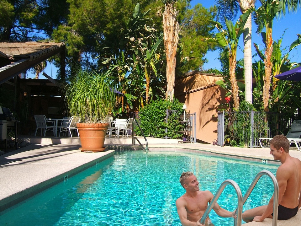 Dive in! There’s no place more relaxing…or sexier…than the clothing-optional resorts for men in Palm Springs. From playful to luxurious, there’s 11 distinctly different resorts to choose from. Which one calls you? Tap link in bio! #sponsored #PSPSH #StayAuthentic #StayPalmSprings #AuthenticPalmSprings @PalmSpringsStay
