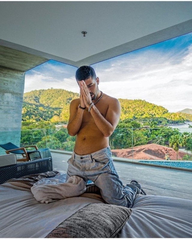 Brazilian musician Pedro Sampaio announced on social media that he's sexually fluid amid rumors he is dating drag superstar Pabllo Vittar. When Sampaio released a new single with the drag icon last Thursday, many wondered if the pair are dating. They were seen kissing on the stage of the program "Música Boa", on Multishow last week. According to her Wiki entry, Vittar is the most followed and most streamed drag queen in the world, surpassing RuPaul. In 2020, Vittar was featured in a campaign for Calvin Klein, as part of the designer's pride collection. Whether Sampaio and Vittar are dating hasn't been officially confirmed, but Sampaio made it clear that he's open to the possibilty. He's revealed that when it comes to his sexuality, he is open to both men and women. Asked by the website G1 if he feels free to date men or women, he replies: "Yes, I am." "People are always discovering, always changing. I think it's so outdated [to demand a definition ]: 'I'm gay', 'I'm bi', 'I'm straight'. You are you, do what you want, when you want, with whoever you want". He continued: "This lack of freedom, this thing that is so rigid, loses the fun of everything. Besides, it's a lot that Pabllo fights against. If I'm making a song with Pabllo, I have to embark on this wave, which is my truth already , but I have to leverage it".⁠
⁠
Tap link in bio for more on @EDGEmedianetwork ⁠
????⁠
?: @pedrosampaio