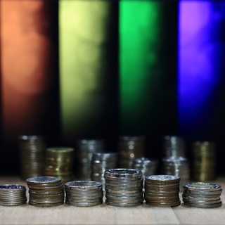 The tattered myth that gays are generally better off than their heterosexual peers took another hit with a new study that reconfirms gay and bisexual men earn less than straight men do. Lesbians, on the other hand, earn more overall than heterosexual women. The new paper, published today in the quarterly Journal of Population Economics, is the work of researchers from Anglia Ruskin University and was authored by university professor Nick Drydakis. It is a meta-study that surveys two dozen earlier papers to arrive at its conclusions. "The papers cover the period between 1991 and 2018, and countries in Europe, North America, and Australia," the study's abstract states. In addition to its main findings of a pay disparity, the study's abstract took note that "in data sets after 2010, gay men and bisexual men and women continue to experience earnings penalties, while lesbian women continue to experience earnings premiums" despite anti-discrimination efforts. The continuing disparity "represents a cause for concern and indicates the need for comprehensive legislation and workplace guidelines" to address the gaps, the abstract added. Tap link in bio to continue on @EDGEmedianetwork ??️‍? (?️: Kilian Melloy / @dragelruairi , ?: Getty)