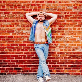 Musical newcomer J.R. Price is starting out with some top-tier LGTBQ musical talent in his corner. With his Freddy Freeman-produced debut album "Daydream" due out on Valentine's Day, Price teases its release with two singles: The empowerment anthem "Body Positive," and a slow-burning romantic duet titled "Dance with Me," featuring out singer-songwriter Tom Goss. A non-supportive family life had a profound impact on Price at a young age. Seeking comfort in food, Price suffered from body dysmorphia, anorexia, binge eating, and suicidal depression, all culminating in a health crisis when he ended up hospitalized for hyper diabetes. But Price found safety and self-expression in music — and one of his early heroes was none other than his future collaborator, Tom Goss, making their duet a dream come true. Price, now healthy, happy, and sounding confident, chatted with EDGE about growing up gay and plus-sized, the range of musical styles and influences reflected in his upcoming album, and what he means when he says people don't fall in love anymore. Tap link in bio to continue on @EDGEmedianetwork ?️‍????❤️⁠
⁠
?️: Kilian Melloy / @dragelruairi ⁠
?: J.R. Price / Instagram / @joshuarandalprice @beardedbearpix