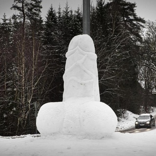 In the Swedish town of Borås a tradition has grown over the past five years of building a large snow sculpture in a roundabout after a snowstorm. The latest has gone viral. A three-meter-high (or nearly 10-feet tall) snow penis appeared there after a heavy snowfall last week, causing both giggles and safety concerns, reported The Local, the English language website from Sweden. In a story called "Giant penis in snow stands by highway 40." the Swedish newspaper Göteborgs-Posten, Helena Alçenius, the CEO of a marketing company that promotes the town commented: "I am a little impressed, because it is not something that you build in the blink of an eye and it must be site-built. It looks well made, I hope they had fun when they did it." Tap link in bio to continue on @EDGEmedianetwork ❄️?⁠
⁠
?: Borås Snow Penis / Twitter