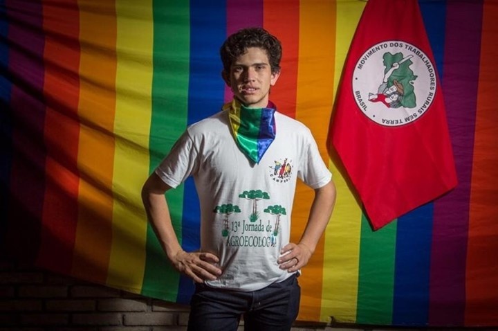 Brazilian police have taken three suspects into custody in connection with the grisly murder of a gay teacher who was shot twice and then left in a burning car, the Latin Times has learned. As per the report, "The charred remains of LGBTQ activist and professor Lindolfo Kosmaski, 25, was found with gunshot wounds along PR-151 road in São João do Triunfo in the southern state of Paraná on May 1." It's reported that Kosmaski had been bound with ropes and shot before he was left in the burning vehicle. Authorities have not yet established whether the gunshots killed the young LGBTQ activist and educator, or if he died in the fire. Days prior, Kosmaski had received death threats before he suddenly vanished from a bar. The Latin Times also noted his disappearance was so abrupt that, according to his cousin, Kosmaski "[left] his cell phone at the establishment." It's also been reported that Kosmaski was active with the Brazilian Landless Rural Workers' Movement (MST), which describes itself as "a mass social movement, formed by rural workers and by all those who want to fight for land reform and against injustice and social inequality in rural areas." Tap link in bio to continue on @EDGEmedianetwork ?️‍? (?️: Kilian Melloy / @dragelruairi , ?: Lindolfo Kosmaksi / Facebook)