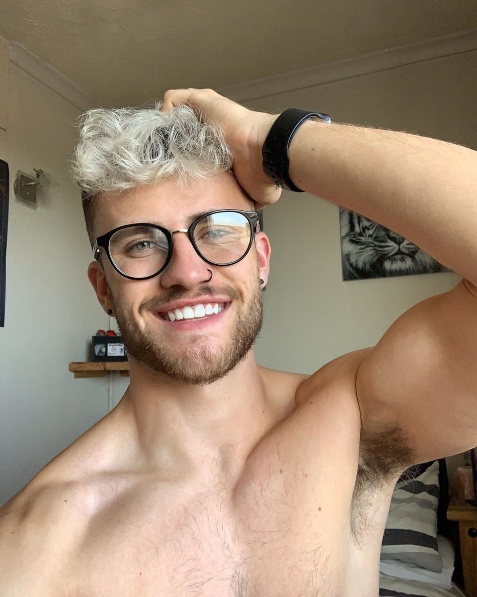 When searching for an LGBTQ+ influencer you can relate to, sometimes it's hard to find that perfect someone who isn't chiseled with a six-pack or towering over their peers with a smooth tan. Beauty comes in all shapes, sizes, and body types. English influencer @max_hovey has garnered over 129,000 followers on Instagram due to his courageous encouragement to live your life fearlessly and with confidence no matter what your body size. If you're looking for somebody who embraces body diversity and gives tips on how to cope with unreasonable body image expectations, Hovey is sure to give you hope for your own self-confidence. We've compiled some of his absolute best posts on IG so you can start reimagining what sexy can look like!⁠
⁠
Save this post and tap our link in bio for more on @EDGEmedianetwork.⁠
????⁠
?: @max_hovey