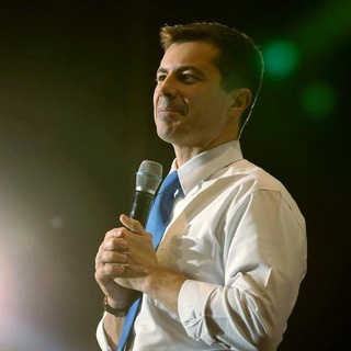 Openly gay former mayor of South Bend, Indiana - and former contender for the 2020 Democratic nomination - Pete Buttigieg is slated to headline as a speaker at the Democratic National Convention later this month. Tap link in bio to read more on @EDGEmedianetwork ?️‍???⁠
⁠
?: @pete.buttigieg / Instagram⁠
?️: @dragelruairi 