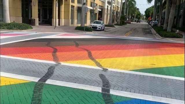 A man was arrested Thursday for purposefully damaging a new LGBTQ pride crosswalk at a South Florida intersection, police said. The 20-year-old man turned himself in to Delray Beach police and was charged with criminal mischief over $1,000, reckless driving and a felony enhancement for evidence of prejudice. Witnesses told police that they saw the man doing what appeared to be an intentional "burnout" with his pickup truck over the LGBTQ pride crosswalk, according to a police report. This caused the vehicle to create significant damage to the streetscape painting. One witness provided investigators with smartphone video of the crime. The $16,000 street art was unveiled Saturday and paid for by the Palm Beach County Human Rights Council and the AIDS Healthcare Foundation, the Palm Beach Post reported. Tap link in bio to continue on @EDGEmedianetwork ?️‍? ? (?️: Kilian Melloy / @dragelruairi , ?: WPV)