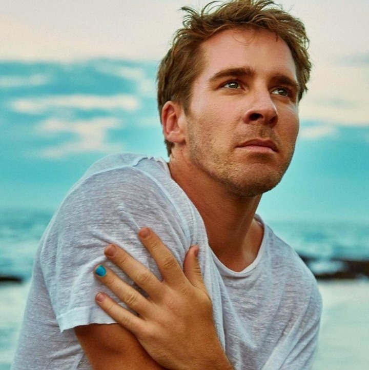 Hunky Australian singer Hugh Sheridan, who is also the star of the TV series "Packed to the Rafters," "Five Bedrooms," and and "Back to the Rafters," revealed that he's been in love with both men and women. It's labels he's not so fond of. Tap link in bio to continue on @EDGEmedianetwork ?️‍???⁠
⁠
?️: @dragelruairi ⁠
?: Hugh Sheridan / Instagram
