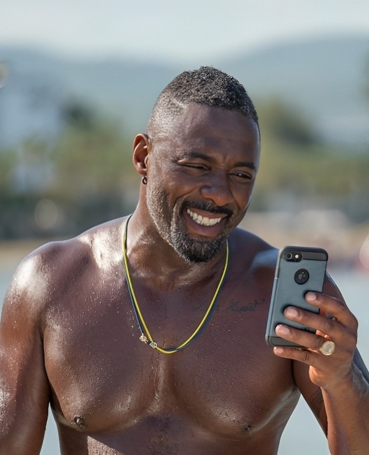 As we approach Father's Day, many of us are going to spend time with the men in our lives who helped shape us. Dads teach us many of the skills we use as adults, and good dads have wisdom and advice for their children when tough times arise. But there's another type of dad that's worth celebrating this June: the hottest daddies on the internet! These men aren't our fathers, and we don't want them to be. We're happy with them as objects of our affections, and we're ready to give you a list of the sexiest DILFs that will have you thirsting day and night!⁠
⁠
Tap link in bio for more on @EDGEmedianetwork ⁠
????⁠
?: @andersoncooper @clooney_george_timothy_ @idriselbaworld @ten_minutes_younger @jeffreydeanmorgan  