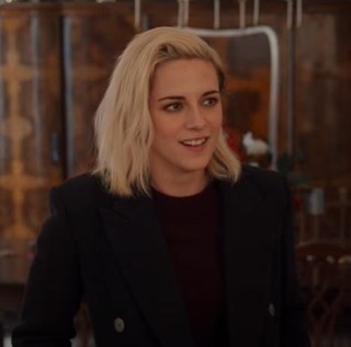 Kristen Stewart called her upcoming LGBTQ-themed holiday movie "Happiest Season" "extremely attractive" and "a huge exhale." "It's a gay Christmas movie," Stewart exalted, adding, "I know that's an annoying thing to label it right off the bat, but, for me, that is extremely attractive, and sounds like ... a huge exhale. I didn't grow up with a movie that had such expansive ambition, that had two female leads at the center of a love story." Tap link in bio to continue on @EDGEmedianetwork ?❄️?️‍?⁠
⁠
?: Kristen Stewart in "The Happiest Season" / Hulu⁠
?️: @dragelruairi 