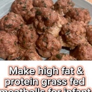 ? Grass-Fed Organic Spinach & Beef Meatballs – Perfect for Toddlers, Infants, & Even as a Pup Treat! ??

These high-protein, high-fat, and iron-packed meatballs are super easy to make and incredibly nutritious for little ones (and fur babies too!). ?

Why They’re Great for Babies & Dogs:
* Iron & Protein: Iron is essential for your baby’s brain development and growth, while protein helps build strong muscles and tissues. Babies need extra iron after 6 months as their stored iron depletes.
* High Fat: Healthy fats are critical for brain development and energy. These meatballs, cooked in beef tallow, provide a great source of fat for your baby’s growing brain and your dog’s overall health.

I used grass-fed and grass-finished beef from @grassrootscoop, which is packed with more nutrients, healthy fats, and omega-3s compared to grain-fed beef. It’s cleaner, more natural, and better for your family!
I finely chopped a handful of spinach and sautéed it in beef tallow for extra fats. Beef tallow is not only nutrient-dense but also supports gut health and brain development for both babies and dogs.

Recipe:
1. Sauté spinach in beef tallow.
2. Form 1 tablespoon-sized meatballs and bake at 350°F for 20 minutes (until no pink).
3. Serve once cooled. I wrapped individual meatballs to freeze for quick meals or treats later!

You can also switch up the veggies—try shredded zucchini, squash, or carrots! ? These meatballs are toddler, infant, and pup-approved! ?

If you liked this video, give me a like and follow! Comment below what homemade treats you’ve made for your babies or dogs! ?

#BabyLedWeaning #ToddlerMeals #HomemadeBabyFood #BabyNutrition #ToddlerFoodIdeas #HealthyBabyMeals #IronRichFoods #ProteinForBabies #HealthyFatsForBabies #GrassFedBeef #BabyMealPrep #OrganicBabyFood #SpinachForBabies #HomemadeDogTreats #HealthyDogFood #DogNutrition #PupApproved #CleanEatingForDogs #NaturalDogTreats #DogAndBaby #BabyAndPup #BabyAndDogNutrition #WholesomeBabyFood #ToddlerSnacks #HealthyPup #RealFoodForBabies #DogFriendlyRecipes #BalancedMealsForBabies #HealthyFamilyMeals #PetParenting