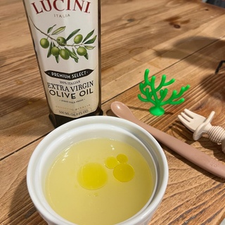 ? Why Olive Oil is a Superfood for Your Baby’s Growing Brain! ??
Once your baby reaches 6 months, their brain development is in full swing! Adding cold-pressed, single-origin olive oil to their diet is a fantastic way to support this growth. Plus, it’s great for the whole family! ?

Benefits of Olive Oil for Babies:
* Brain Development: Rich in omega-3 and omega-6 fatty acids, olive oil is essential for cognitive growth and brain health.
* Promotes Digestion: Olive oil’s anti-inflammatory properties help ease digestion and may prevent constipation.
* Rich in Antioxidants: Loaded with vitamin E and polyphenols, olive oil protects your baby’s cells from oxidative stress and boosts their immune system.
* Supports Healthy Skin: The healthy fats and antioxidants in olive oil nourish your baby’s skin, helping prevent dryness and irritation.
* Bone Health: Olive oil enhances calcium absorption, supporting strong bones.

How to Add Olive Oil to Your Baby’s Meals:
* Mix it into Purees: A small drizzle (1/2 to 1 teaspoon) into fruit or veggie purees boosts both flavor and nutrition.
* Add to Soups or Meat Stock: Stir olive oil into warm (not hot) soups or stocks to add healthy fats.
* Top Veggies or Meats: Drizzle olive oil over steamed veggies or cooked meats to make them more nourishing.

Dosage for Babies:
* Start with 1/2 to 1 teaspoon per day and gradually increase as your baby gets used to it. Introduce it slowly to avoid any tummy issues.

Why Cold-Pressed, Single-Origin Olive Oil? Choosing cold-pressed, single-origin olive oil preserves maximum nutrients and flavor. It’s pure, unblended, and free of additives, unlike processed oils that can lose their nutritional value.
Add olive oil to your baby’s meals to help support their brain development, digestion, and overall health! ?✨

Comment “OLIVE OIL” below, and I’ll share my favorite single-origin brands!