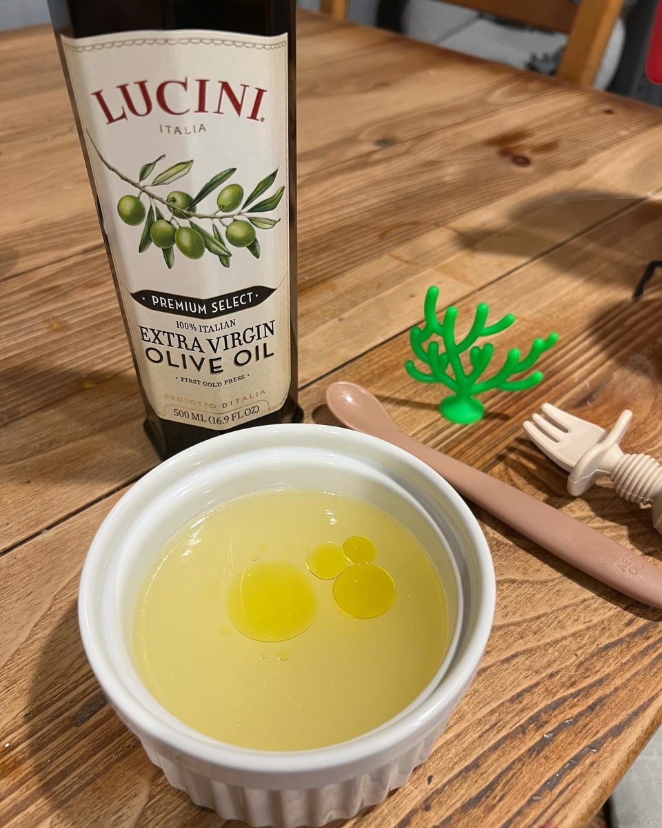 ? Why Olive Oil is a Superfood for Your Baby’s Growing Brain! ??
Once your baby reaches 6 months, their brain development is in full swing! Adding cold-pressed, single-origin olive oil to their diet is a fantastic way to support this growth. Plus, it’s great for the whole family! ?

Benefits of Olive Oil for Babies:
* Brain Development: Rich in omega-3 and omega-6 fatty acids, olive oil is essential for cognitive growth and brain health.
* Promotes Digestion: Olive oil’s anti-inflammatory properties help ease digestion and may prevent constipation.
* Rich in Antioxidants: Loaded with vitamin E and polyphenols, olive oil protects your baby’s cells from oxidative stress and boosts their immune system.
* Supports Healthy Skin: The healthy fats and antioxidants in olive oil nourish your baby’s skin, helping prevent dryness and irritation.
* Bone Health: Olive oil enhances calcium absorption, supporting strong bones.

How to Add Olive Oil to Your Baby’s Meals:
* Mix it into Purees: A small drizzle (1/2 to 1 teaspoon) into fruit or veggie purees boosts both flavor and nutrition.
* Add to Soups or Meat Stock: Stir olive oil into warm (not hot) soups or stocks to add healthy fats.
* Top Veggies or Meats: Drizzle olive oil over steamed veggies or cooked meats to make them more nourishing.

Dosage for Babies:
* Start with 1/2 to 1 teaspoon per day and gradually increase as your baby gets used to it. Introduce it slowly to avoid any tummy issues.

Why Cold-Pressed, Single-Origin Olive Oil? Choosing cold-pressed, single-origin olive oil preserves maximum nutrients and flavor. It’s pure, unblended, and free of additives, unlike processed oils that can lose their nutritional value.
Add olive oil to your baby’s meals to help support their brain development, digestion, and overall health! ?✨

Comment “OLIVE OIL” below, and I’ll share my favorite single-origin brands!