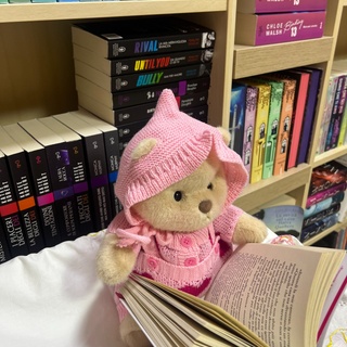 ???Reading day...Quiet?
#Getahug #love##heart #sweater #TeddyBearReads #BookLover #TeddyBearLove #ReadingTime #Bookish #giftidea #collection