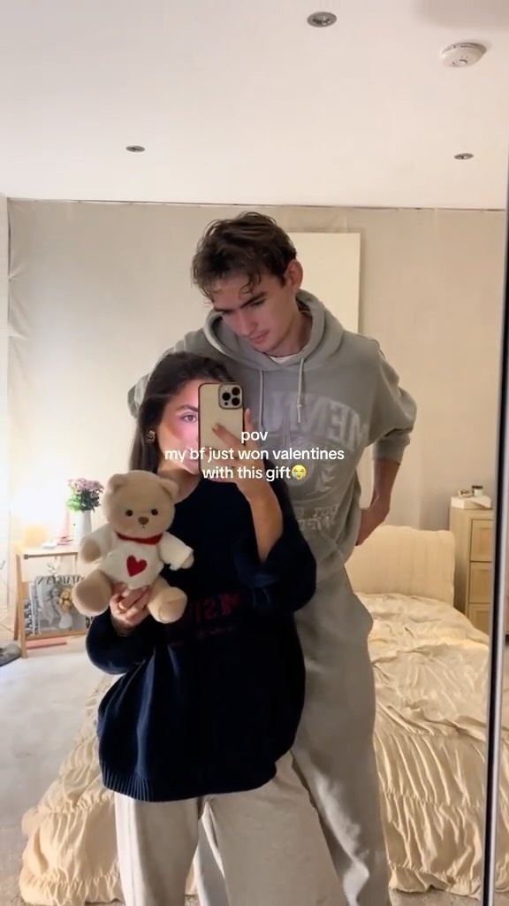 The ones you love the most are always by your side. ❤️✨
#getahug #fyp #goviral #couple #datenight #valentinesgiftideas #valentinesgift #teddybear