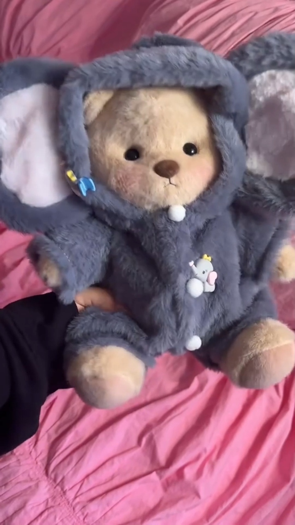 Would you agree if your mom asked you to give the bear to your sister???
#kawaiilover #kawaiicute #craft #plushie #toy #teddybear #bearlove #kawaiishop #getahug #gift #sister #family