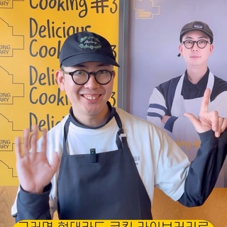 ⠀ 
백종원 심사위원을 사로잡은 레시피를 직접 배워본
Delicious Cooking #3 현상욱 셰프?‍??

현상욱 셰프의 시그니처 메뉴인 마파두부와
고등어 볶음밥, 시오콘부 오이무침까지!

요리하다 막히는 점을 바로 셰프에게 묻고
꿀팁 전수 받을 수 있었던 특별한 토요일✨

다음 Delicious Cooking도 많이 기대해 주세요?

<현대카드 Cooking Library Delicious Cooking #3 현상욱 셰프>
- 일시: 2024. 12. 07(토)
1부 - 오후 1시
2부 - 오후 5시
- 장소: 현대카드 쿠킹 라이브러리 3F Kitchen
- 참여: 현상욱 셰프

#CookingLibrary #현대카드쿠킹라이브러리
#쿠킹클래스 #현상욱 #딜리셔스쿠킹 #DeliciousCooking

#현대카드DIVE #현대카드다이브
#현대카드 #HyundaiCard