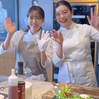 ⠀ 
한식과 중식을 대표하는 핫한 셰프에게 직접 배운
Delicious Cooking #2 현장?‍?
⠀
조서형 셰프와 박은영 셰프에게
평소 궁금했던 것을 직접 물어보고

김장철을 맞이해 셰프들이 준비한
특별한 요리를 배운 잊지 못할 경험✨

12월 7일에 이어지는
Delicious Cooking #3 현상욱 셰프도 많이 기대해 주세요?️

<현대카드 쿠킹 라이브러리 Delicious Cooking #2 조서형 셰프와 박은영 셰프>
- 진행: 조서형 셰프&박은영 셰프
- 일시: 2024. 11. 26(화) 오후 12시
- 장소: 현대카드 쿠킹 라이브러리 3F Kitchen
⠀
? DIVE 앱 ‘한식과 중식의 맛있는 만남’ 콘텐츠를 통해 자세한 내용을 확인해 보세요!

#CookingLibrary #현대카드쿠킹라이브러리
#쿠킹클래스 #조서형 #박은영 #딜리셔스쿠킹 #DeliciousCooking

#현대카드DIVE #현대카드다이브
#현대카드 #HyundaiCard