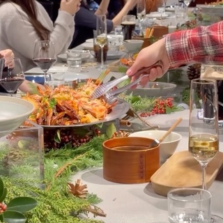 ⠀ 
요즘 핫한 셰프 4인과 함께한 바비큐 파티 현장

화제의 셰프들과 바비큐, 밍글링까지 알차게 즐긴
현대카드 Cooking Library Friday Pop-up #2 바비큐

11월 30일 오준탁 셰프와 함께하는
다음 팝업도 많이 기대해 주세요?
⠀⠀
<현대카드 Cooking Library Friday Pop-up #2 바비큐>
· 일시: 2024. 11. 22(금) 오후 6시 ~ 9시
· 장소: 현대카드 쿠킹 라이브러리 1F
· 참여: 조서형, 데이비드 리, 임희원, 송하슬람 셰프
⠀
#CookingLibrary #현대카드쿠킹라이브러리
#조서형 #데이비드리 #임희원 #송하슬람
#팝업 #팝업다이닝 #바비큐파티 #바비큐

#현대카드DIVE #현대카드다이브
#현대카드 #HyundaiCard