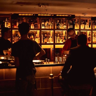 런던의 MZ세대가 가는 펍은 어디?!
낭만행 직행열차 런던 Best Bar 5선!?

바이닐 덕후 취향저격 'Seed Library'부터
개츠비 시대를 소환하는 'Fit'z Bar'까지!?

?런던의 밤을 낭만적으로 마무리하고 싶다면??

?@hyundaicard_dive 프로필 링크를 통해 '영감의 도시 London #4' 콘텐츠를 확인해 보세요.

✅DIVE 앱에서 매일 업데이트되는 컬처 콘텐츠를 만나보세요!

#런던 #핫플레이스 #펍 #바

#seedlibrary
#bartermini
#fitzsbar
#thecocktailtradingco
#theconnaughtbar

#현대카드DIVE #현대카드다이브
#현대카드 #HyundaiCard