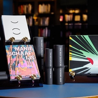 ⠀
유럽에서 가장 오래되고 권위 있는 아트북 어워드
The Best Dutch Book Designs 2023
수상 도서 전권 컬렉션을 아트 라이브러리에서?
⠀
국제 부문 최고상 수상작이며, 걸으면서 읽을 수 있도록
독특한 형태로 고안된 <Walking as Research Practice>부터
⠀
최근 이슈인 블록체인 기술에 대한
미학적 해석이 담긴 <Capital Compression>
⠀
네덜란드 신문에 게재되었던 암스테르담 촬영 사진
63장을 집대성한 도서 <Amsterdam Photos>까지
⠀
전체 수상 도서 33권을 아트 라이브러리에서 만나 보세요!✨
⠀
개성있는 디자인과 각각 매력적인 형태의 아트북들을 통해
종이책 너머로까지 이어지는 심미적인 경험을 마주해 보세요?
⠀
#현대카드아트라이브러리
#ArtLibrary #TheBestDutchBookDesigns
⠀
#현대카드DIVE #현대카드다이브
#현대카드 #HyundaiCard