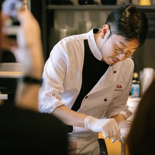 꿀팁 가득! 박준우 셰프와의 쿠킹 클래스?‍?

휘슬러와 현대카드 쿠킹라이브러리가 함께한
박준우 셰프의 원팬(One Pan) 요리 전수 현장✨

마스터 셰프 코리아 준우승에 빛나는 박준우 셰프가 알려주는
한우 안심 스테이크와 셀러리악 퓌레 요리 레시피부터
식재료와 도구를 다루는 소소하지만 유용한 노하우까지!

앞으로 두번 더 진행될 예정인 
독일 프리미엄 쿡웨어 '휘슬러'와의
쿠킹클래스를 기대해주세요?

? 프로필 링크를 통해 '오늘은 내가 스테이크 요리사' 콘텐츠를 확인해 보세요.
✅ DIVE 앱만 있으면 현대카드 라이브러리 주중 입장 가능!

#현대카드쿠킹라이브러리 #CookingLibrary
#휘슬러 #Fissler #박준우셰프 #원팬요리

#현대카드DIVE #현대카드다이브
#현대카드 #HyundaiCard