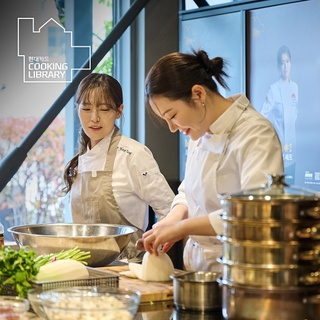 ⠀ 
한식과 중식을 대표하는 핫한 셰프들과 함께한
Delicious Cooking #2?

김장철을 맞이해 색다르게 준비한 ’고수 굴 겉절이‘와
부드러운 식감을 지닌 ’우삼겹 배추찜‘까지?

조서형 셰프와 박은영 셰프의 노하우를 가까이서 직접 보고
배울 수 있었던 소중한 하루!?

더 생생했던 Delicious Cooking #2의 현장이 궁금하다면??

DIVE 앱 ’한식과 중식의 맛있는 만남‘ 콘텐츠를 통해 자세한 내용 확인해보세요

#CookingLibrary #현대카드쿠킹라이브러리
#김장철 #쿠킹라이브러리클래스 #쿠킹클래스 

#현대카드DIVE #현대카드다이브
#현대카드 #HyundaiCard