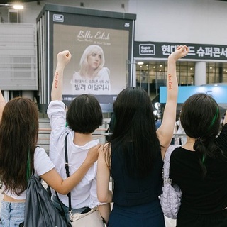 식을 줄 모르는 현장 열기!?

공연 직전까지 텐션 업 관객들로 가득한
이곳은 슈퍼콘서트 현장?

이 즐거움, 입장 마지막까지!

인증샷 맛집 히스토리월부터?
힙한 헤어피스와 타투 스티커 체험, TRIBE 부스
놓칠 수 없는 빌리 MD까지✨

현대카드 슈퍼콘서트 26 빌리 아일리시(Billie Eilish)

#현대카드슈퍼콘서트 #슈퍼콘서트
#빌리아일리시

#현대카드 #hyundaicard