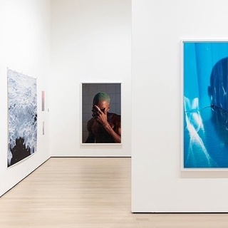 ⠀
사진을 통해 세상을 보고 이해해볼까? ?

현대카드 단독 후원 MoMA 전시,
오늘날 가장 주목받는 현대사진의 거장
볼프강 틸만스(Wolfgang Tillmans)를 소개합니다.

지난 30년간 사진을 통해 세상과 소통하는 실험을 이어온
그의 작품 총 350여 점을 총망라한 뉴욕 대규모 회고전 ?

작가의 전작부터 최신작, 미공개 작품을 비롯해
이번 전시를 위해 최초로 선보이는 오디오비주얼 작품까지!

작가가 작품에 담아낸 다양한 세상을 지금 바로 DIVE앱에서 확인해보세요.

<Wolfgang Tillmans: To look without fear>
• 기간 : 2022. 9. 12(월) ~ 2023. 1. 1(일)
• 장소 : 뉴욕 현대미술관(MoMA)
• 홈페이지 : https://www.moma.org
• 현대카드 MoMA Pass 혜택 적용 (자세한 내용은 DIVE 앱 통해 확인)

?프로필 링크를 통해 '평범함을 특별하게 포착하다’ 콘텐츠를 확인해 보세요.

Installation view of Wolfgang Tillmans: To look without fear, on view at The Museum of Modern Art, New York from September 12, 2022 - January 1, 2023. Photo: Emile Askey

Icestorm (2001). Image courtesy of the artist, David Zwirner, New York / Hong Kong, Galerie Buchholz, Berlin / Cologne, Maureen Paley, London

Smokin’ Jo (1995). Image courtesy of the artist, David Zwirner, New York / Hong Kong, Galerie Buchholz, Berlin / Cologne, Maureen Paley, London

#WolfgangTillmans #볼프강틸만스 
#MoMA #뉴욕현대미술관 

#현대카드DIVE #현대카드다이브
#현대카드 #HyundaiCard