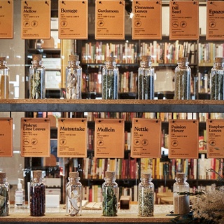 향신료와 허브에 대한 모든 것?
쿠킹 라이브러리 Spice & Herb Pantry에서 풍미와 효능별로
준비된 190여종의 향신료와 허브를 경험하다

향신료와 허브에 대한 실용적인 정보는 물론
직접 경험해볼 수 있는 Spice Recipe와 Herb Aroma까지!
지금 쿠킹 라이브러리 2층에서 만나보세요?

?프로필의 링크를 통해 '풍성한 미식을 위한 향신료 팔레트' 콘텐츠를 확인해 보세요.

현대카드 쿠킹 라이브러리
<Spice & Herb Pantry>
• 장소 : 현대카드 쿠킹 라이브러리 2층
• 운영시간 : 화-토 12~21시 / 일•공휴일 12~18시 (설, 추석 연휴 휴관)

* 백신 패스 의무 적용에 따라 백신 접종 완료자∙48시간 내 PCR음성확인자에 한해 라이브러리 이용이 가능합니다.

✅DIVE 앱만 있으면 현대카드 라이브러리 주중 입장 가능!

#현대카드쿠킹라이브러리#CookingLibrary
#Spiceherbpantry #향신료허브팬트리

#현대카드DIVE #현대카드다이브
#현대카드 #HyundaiCard
