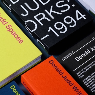 ⠀ 
현대카드 아트 라이브러리 소장 도서를 통해 만나는
Artist Highlights 15 Donald Judd

간결함과 반복 속에서 아름다움을 찾아내는
미니멀리즘의 대표 아티스트 Judd?

초기 회화 작업부터 30년 동안의 작품을 소개하는
회고전 도록 <JUDD>부터

한국에서의 첫 개인전을 기념하며 출간된
개인 전시회의 카탈로그 <Donald Judd>

설치 작품과 함께 Judd의 예술 세계에 대한
새로운 시각을 제공하는 <Donald Judd Artworks>

직접 작성한 에세이와 노트들을 통해
작가의 사고 과정을 볼 수 있는
<Donald Judd Writings>까지!

현대카드 아트 라이브러리 Artist Highlights 15
<Donald Judd>에서 만나보세요✨

? 자세한 내용은 프로필 링크를 통해 ‘회화와 조각의 경계를 허물다’ 콘텐츠를 확인해 보세요.

#현대카드아트라이브러리 #ArtLibrary
#DonaldJudd #Minimalism
#미니멀리즘 #회고전 #도록

#현대카드DIVE #현대카드다이브
#HyundaCard #현대카드
