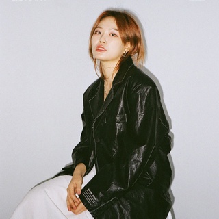 사운드 클라우드를 점령한 싱어송라이터?
진저(G1nger)의 몽환적인 보컬과 개성있는 자작곡을 만나는 시간

지난 6월 1년만에 발매한 싱글 <You Found Me> 로 돌아온
진저의 앨범 작업 비하인드 스토리가 궁금하다면??

앨범에 채 담지 못한 이야기를 가장 가까이에서 들을 수 있는
뮤직 라이브러리 Bonus Track으로 초대합니다

싱글 앨범 뮤직 비디오 촬영 에피소드부터
신곡 'You Found Me' 라이브까지!?
뮤직 라이브러리의 9번째 보너스트랙에 참여하고
진저(G1nger)의 친필 사인 CD 당첨 기회도 놓치지 마세요?

?프로필의 링크를 통해 'Bonus Track 09. 진저(G1nger)' 콘텐츠를 확인해 보세요.

<뮤직 라이브러리 Bonus Track 09. 진저(G1nger)>
• 출연 : 진저(G1nger) @g1ngerhere
• 일시 : 2022. 08. 03(수) 오후 6시
• 장소 : 현대카드 뮤직 라이브러리 B1F
• 금액 : 10,000원
• 신청 : 2022. 07. 27(수) 오후 6시 DIVE 앱 신청 오픈

* 본 프로그램은 코로나19 확산 방지를 위해 '방역지침'을 준수하고 있습니다.
- 입장 시 본인 확인을 위해 신분증 지참 필수입니다.

✅DIVE 앱만 있으면 현대카드 라이브러리 주중 입장 가능

#현대카드뮤직라이브러리 #MUSICLIBRARY
#진저 #G1nger #블럭

#현대카드DIVE #현대카드다이브
#현대카드 #Hyundaicard