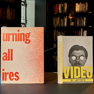 ⠀
새로운 시대를 선구한 아티스트의 아트 북?

1960-70년대 초창기 Media & Performance Art 가운데 
미술사적으로 의미 있는 작품과 기록물을 선별해 선보이는 
현대카드 아트 라이브러리의 무빙 이미지룸?

개념미술가 Bruce Nauman의 대표 아티스트 북 
<Burning Small Fires>부터

1972년 초판을 그대로 재현한 Carolee Schneemann의 아트 북 <Parts of a Body House Book>

1991년 Shigeko Kubota의 전시를 위해 출판된 희귀 도록 
<Video Sculpture>까지?

무빙 이미지 컬렉션 주요 작가의 아트 북을 
현대카드 아트 라이브러리 Rarest Highlights 06 
<1960-70 Moving Images>에서 확인해 보세요!

?자세한 내용은 프로필 링크를 통해 ‘초기 미디어 아트의 원형’ 콘텐츠를 확인해 보세요.

* 무빙이미지 컬렉션 주요 작가 22명의 작품은 2024년 2월 4일까지 현대카드 Storage에서 만나보실 수 있습니다.

#현대카드아트라이브러리 #HyundaiCardArtLibrary #희귀본
#RarestBook #아티스트퍼블리싱북 #ArtistsPublishingBook

#현대카드DIVE #현대카드다이브
#현대카드 #HyundaiCard