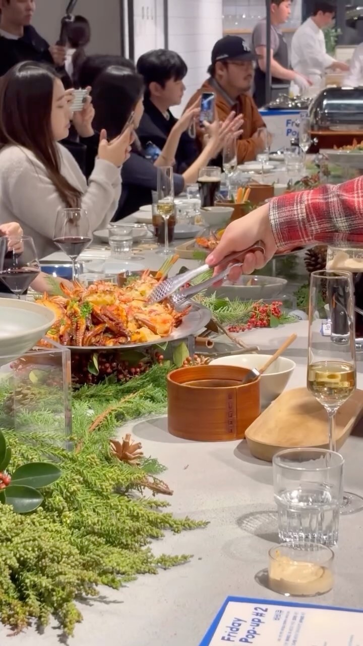 ⠀ 
요즘 핫한 셰프 4인과 함께한 바비큐 파티 현장

화제의 셰프들과 바비큐, 밍글링까지 알차게 즐긴
현대카드 Cooking Library Friday Pop-up #2 바비큐

11월 30일 오준탁 셰프와 함께하는
다음 팝업도 많이 기대해 주세요?
⠀⠀
<현대카드 Cooking Library Friday Pop-up #2 바비큐>
· 일시: 2024. 11. 22(금) 오후 6시 ~ 9시
· 장소: 현대카드 쿠킹 라이브러리 1F
· 참여: 조서형, 데이비드 리, 임희원, 송하슬람 셰프
⠀
#CookingLibrary #현대카드쿠킹라이브러리
#조서형 #데이비드리 #임희원 #송하슬람
#팝업 #팝업다이닝 #바비큐파티 #바비큐

#현대카드DIVE #현대카드다이브
#현대카드 #HyundaiCard