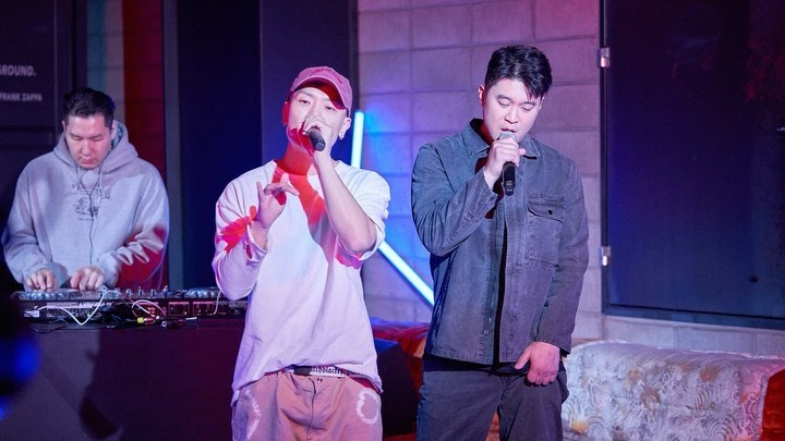 20년 짬바 폭발?
다듀의 미니 콘서트 (feat. 신곡 최초 라이브)
-
난 핸들이 고장난 (8톤 트럭!??)
자동 떼창 폭발하는 다듀의 미니 콘서트!
여기에 신곡 [SOON] 최초 라이브 무대까지?
흥 넘치는 다듀 콘서트 현장! 지금 바로 초대합니다
-
?프로필의 링크를 통해 '다이나믹 듀오 LIVE PLAY ▶' 를 확인해 보세요.
-
팬들이 직접 만드는 Well-made 랜선 라이브
Fan-made LIVE 시즌 ✌
-
✔풀버전 영상 감상 방법 :
1) DIVE 앱 '다이나믹 듀오 LIVE PLAY ▶' 검색?
*이벤트 당첨자도 위 콘텐츠 하단에서 확인 가능!?
2) 유튜브에서 '현대카드 DIVE' 채널 검색?
-
Melon 앱에서도 즐기는 Fan-made LIVE!
다이나믹 듀오 감상평 이벤트도 놓치지 마세요?
-
#팬메이드라이브 #다이나믹듀오 #Dynamicduo
-
#현대카드DIVE #현대카드다이브
#현대카드 #HyundaiCard