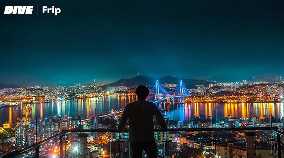 다시 떠나게 될 그 날을 기다리며 담아보는 
부산 여행 버킷리스트 총 정리?
-
여행 기분 느끼고픈 DIVER를 위해 준비했어요
프립표 부산 여행 버킷 리스트
-
식상한 사진은 그만!
프립이 추천하는 인생샷 맛집에서 
생생한 현장감까지 함께 담아봐요 ?
-
요트 투어로 부산 명소를 한눈에 담고, 
‘원도심 어반스케치 투어’부터 케이블카, 
직접 나만의 머그컵을 만들어보는 클래스까지 ?
-
언젠가 자유롭게 여행할 날을 위한 부산여행 버킷 리스트!
DIVE 앱 '부산 여행 新 버킷 리스트'에서 확인해 보세요?
-
?프로필의 링크를 통해 DIVE 앱을 다운 받을 수 있습니다.
-
Image by 프립 호스트 ‘밝히는 사람들’ (@saramdle888)
-
@frip_korea
_
#프립 #Frip
-
#현대카드DIVE #현대카드다이브
#현대카드 #HyundaiCard