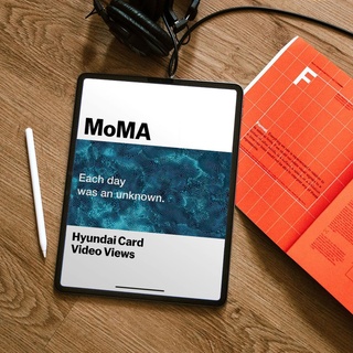 뉴욕 현대미술관(MoMA)에서
새롭게 소장한 영상 컬렉션이 궁금하다면??

현대카드 후원 MoMA 온라인 스크리닝
MoMA가 소장한 미디어 컬렉션 작품을 만나 볼 수 있는
뉴욕 MoMA <현대카드 비디오 뷰스> 시리즈 ✨

2022년의 첫 번째 아티스트, 토니 콕스(Tony Cokes)를 소개합니다.
건축과 공간의 개념을 텍스트와 영상으로 재구성하는 
미국 시각 예술가 토니 콕스 ?

MoMA에서 최근 새롭게 소장하여 선보이는
그의 작품 <The Will & The Way...>(2019)부터
영상에 함께 사용된 라디오헤드(Radiohead)의 사운드까지,
작품 속 비하인드 스토리를 지금 만나보세요.

? 프로필 링크를 통해 'MoMA의 신규 미디어 컬렉션' 콘텐츠를 확인해 보세요.

Tony Cokes. Still from The Will & The Way...Fragment 1. 2019. HD video, color, stereo, 13:39 min. The Museum of Modern Art, New York. Committee on Media and Performance Art Funds. © 2022 Tony Cokes

#MoMA #뉴욕현대미술관
#TonyCokes #토니콕스

#Hyundaicardvideoviews  #현대카드VideoViews
#현대카드DIVE #현대카드다이브 #현대카드 #HyundaiCard