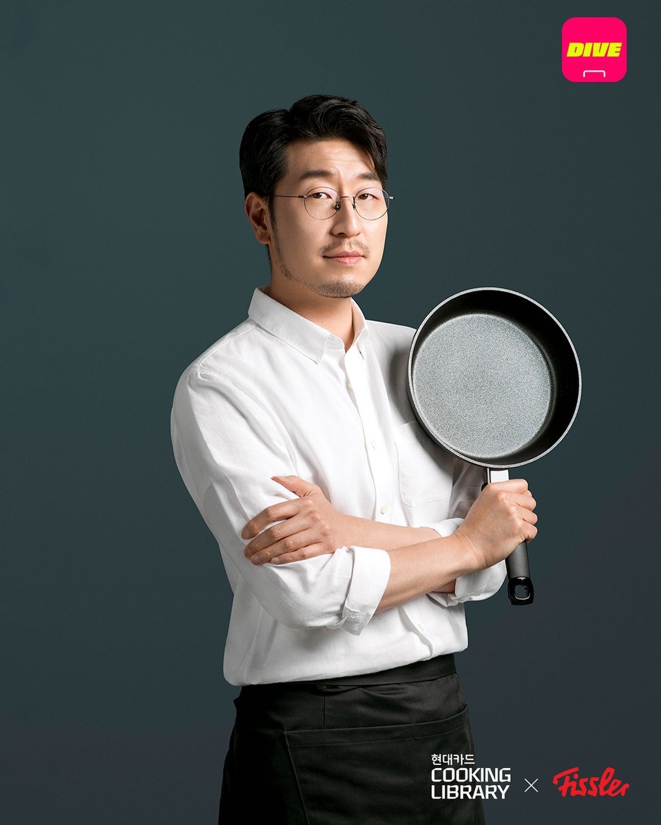 후라이팬 하나로 맛보는 명품 요리 ?

독일 프리미엄 쿡웨어 브랜드 ‘Fissler’와 쿠킹 라이브러리의
더 맛있고 특별한 ‘One Pan 쿠킹클래스’
스타셰프 박준우가 알려주는 특급 레시피?

쿠킹 라이브러리가 선사할 맛있는 토요일!
지금 DIVE 앱에서 신청 예약하고 만나요 ??

? 프로필 링크를 통해 '팬 하나로 완성' 콘텐츠를 확인해 보세요.

쿠킹 라이브러리 X Fissler
<박준우 셰프의 One Pan 클래스>
• 신청기간 : 2022. 07. 21(목) ~ 07. 29(금)
• 일시 : 2022. 07. 30(토) 낮 12시
• 장소 : 현대카드 쿠킹 라이브러리 3F 키친
• 프로그램 : 더덕구이를 곁들인 한우 안심 스테이크와 셀러리악 퓌레
 - 실습 : 한우 안심 스테이크, 더덕구이, 허브 샐러드 
 - 시연 : 포트와인 소스, 셀러리악 퓌레
• 금액 : 8만원(2인)
• 예약 : DIVE 앱 '팬 하나로 완성' 콘텐츠 내 예약 링크?

✅ DIVE 앱만 있으면 현대카드 라이브러리 주중 입장 가능!

#현대카드쿠킹라이브러리 #CookingLibrary
#휘슬러 #Fissler #박준우셰프 #원팬요리

#현대카드DIVE #현대카드다이브
#현대카드 #HyundaiCard