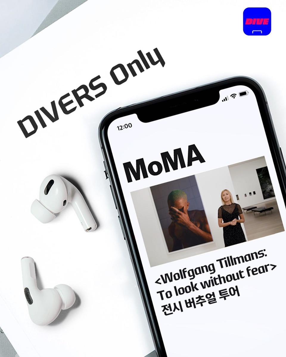 2022년 뉴욕 베스트 아트 전시로 선정된
현대카드 단독 후원 MoMA <Wolfgang Tillmans: To look without fear>

DIVER만을 위해 특별히 준비한 버추얼 투어!

전시를 기획한 뉴욕 MoMA 사진 부분 시니어 큐레이터
록사나 마르코치의 설명과 함께하는 특별한 시간?

단 하루 동안만 공개되는 스페셜 투어가 궁금하다면,
지금 바로 DIVE 앱을 통해 응모해보세요!?

?@hyundaicard_dive 프로필 링크를 통해 'DIVE에서 뉴욕 전시 관람하기' 콘텐츠를 확인해 보세요.

<Wolfgang Tillmans: To look without fear>
전시 버추얼 투어 응모 안내
• 응모 기간: 2023. 02. 03(금) ~ 2023. 02. 08(수)
• 정원: 100명(선착순 마감)
• 당첨 발표: 2023. 02. 08(수)
• 이벤트일자: 2023. 02. 10(금) 낮 12시 ~ 오후 8시
• 응모 방법: DIVE 앱 'DIVE에서 뉴욕 전시 관람하기' 게시글 하단 응모하기 클릭
• 안내사항
- 온라인 큐레이터 투어 한글자막 제공
- DIVE 앱 알림 설정 '푸시 알림 수신' 동의 시, 당첨 확인 및 버추얼 투어 입장 안내 확인 가능

ⓒInstallation view of the exhibition "Wolfgang Tillmans: To look without fear". 
September 12, 2022-January 1, 2023. IN2501.1. Photography by Emile Askey.

#MoMA #버추얼전시투어
#WolfgangTillmans #볼프강틸만스

#현대카드DIVE #현대카드다이브
#현대카드 #HyundaiCard