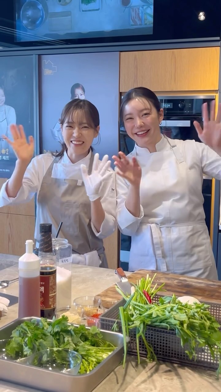 ⠀ 
한식과 중식을 대표하는 핫한 셰프에게 직접 배운
Delicious Cooking #2 현장?‍?
⠀
조서형 셰프와 박은영 셰프에게
평소 궁금했던 것을 직접 물어보고

김장철을 맞이해 셰프들이 준비한
특별한 요리를 배운 잊지 못할 경험✨

12월 7일에 이어지는
Delicious Cooking #3 현상욱 셰프도 많이 기대해 주세요?️

<현대카드 쿠킹 라이브러리 Delicious Cooking #2 조서형 셰프와 박은영 셰프>
- 진행: 조서형 셰프&박은영 셰프
- 일시: 2024. 11. 26(화) 오후 12시
- 장소: 현대카드 쿠킹 라이브러리 3F Kitchen
⠀
? DIVE 앱 ‘한식과 중식의 맛있는 만남’ 콘텐츠를 통해 자세한 내용을 확인해 보세요!

#CookingLibrary #현대카드쿠킹라이브러리
#쿠킹클래스 #조서형 #박은영 #딜리셔스쿠킹 #DeliciousCooking

#현대카드DIVE #현대카드다이브
#현대카드 #HyundaiCard