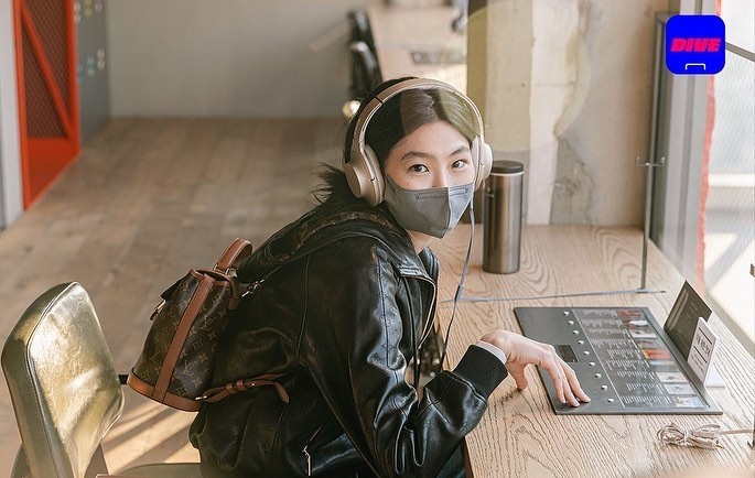 오징어게임 새벽이 실물 등판 ?

글로벌 배우 정호연이 촬영차 깜짝 방문한 이 곳은
현대카드 뮤직 라이브러리와 바이닐앤플라스틱! ?

새벽이랑 동일인물 맞아??
정호연의 깨발랄한 일상이 펼쳐진
이태원 현대카드 공간에 직접 방문해보세요!

<현대카드 뮤직 라이브러리>
• 주소 : 서울시 용산구 이태원로 246
• 운영 시간 : 화~토 12~21시 / 일, 공휴일 12~18시

<VINYL & PLASTIC by HyundaiCard>
• 주소 : 서울시 용산구 이태원로 248
• 운영 시간 : 화~토 12~21시 / 일, 공휴일 12~18시

#정호연 #HoYeonjung #오징어게임 #SquidGame

#현대카드DIVE #현대카드다이브
#현대카드뮤직라이브러리 #바이닐앤플라스틱