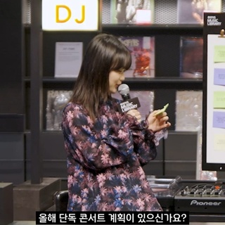 ⠀ 
한로로의 올해 단독 콘서트 계획은?!?

아련한 청춘의 멜로디를 들려주는
보너스 트랙 12번째 주인공 한로로

디지털 싱글 [하루살이]에 관한 이야기를 비롯해
팬들을 위한 이벤트와 라이브 공연, 
그리고 올해 단독 콘서트 계획까지!?

현대카드 뮤직 라이브러리에서 음악 평론가 블럭과 함께 진행된
한로로의 특별한 시간과 무대를 공개합니다?

? DIVE 앱 & DIVE 유튜브에서 풀버전을 확인하세요!

#현대카드뮤직라이브러리 #MUSICLIBRARY
#뮤직라이브러리 #뮤직라이브러리보너스트랙
#한로로 #블럭

#현대카드DIVE #현대카드다이브 
#현대카드 #HyundaiCard