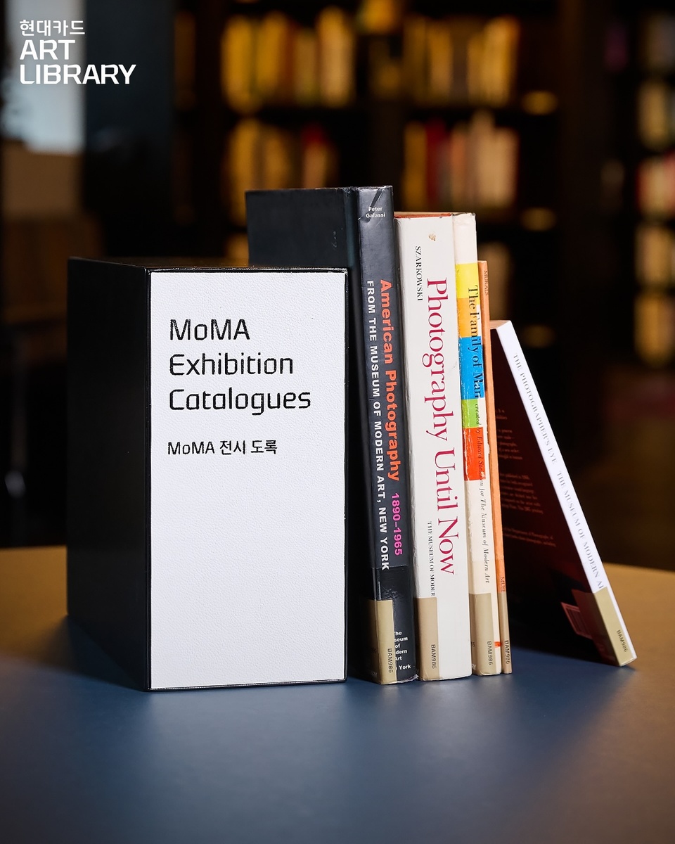 ⠀
현대카드 아트 라이브러리 MoMA Highlights를 통해 마주하는
뉴욕 현대미술관(MoMA) ’Photography‘ 전시의 역사?️

사진을 아트로 보기 시작한 MoMA의 첫 번째 사진 전시
<Murals by American Painters and Photographers>(1932) 도록부터

사진이 예술 매체로서 발전해 온 과정과 역사를 기록한 도서
<The History of Photography>(1949)

사진 역사의 150년을 추적하고 대표 예술가들의 사진을 담은 전시
<Photography until now>(1948) 카탈로그

MoMA의 사진 컬렉션 중 주요 183 작품을 수록한 도록
<American Photography>(1995)까지!

현대미술의 다양성과 변화를 보여주는 MoMA의
대표 전시 도록을 현대카드 아트 라이브러리에서 만나 보세요??

? 자세한 내용은 프로필 링크를 통해 ‘사진이라는 예술 장르’ 콘텐츠를 확인해 보세요.

#현대카드아트라이브러리 #ArtLibrary
#뉴욕현대미술관 #MoMA

#현대카드DIVE #현대카드다이브
#HyundaiCard #현대카드