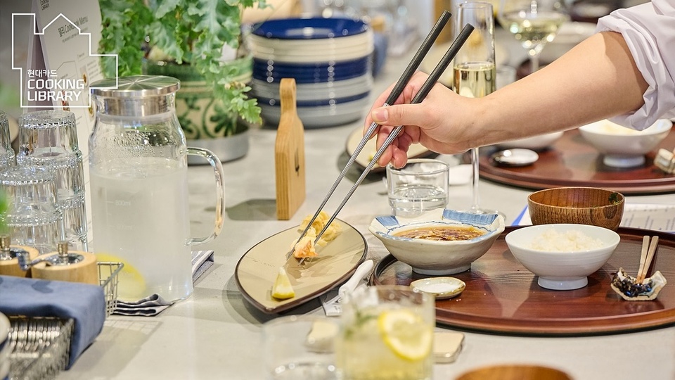 ⠀ 
맛있는 소리, 바삭한 식감, 이븐한 익힘 정도까지
쿠킹 라이브러리에서 만난 튀김 오마카세의 정수 키이로?

선선한 가을바람이 불어오는 10월
덴푸라 오마카세 맛집 키이로의 시그니처 덴푸라 9종과
주류 페어링을 즐길 수 있었던 새터데이 팝업 현장?

다음 시리즈가 기대되는
현대카드 쿠킹 라이브러리의 새터데이 팝업 현장이 궁금하다면??

? DIVE 앱 ’바삭함 속 제철의 풍미‘ 콘텐츠를 통해 자세한 내용 확인해보세요

#CookingLibrary #현대카드쿠킹라이브러리
#키이로 #쿠킹라이브러리팝업 #튀김 #오마카세

#현대카드DIVE #현대카드다이브
#현대카드 #HyundaiCard
