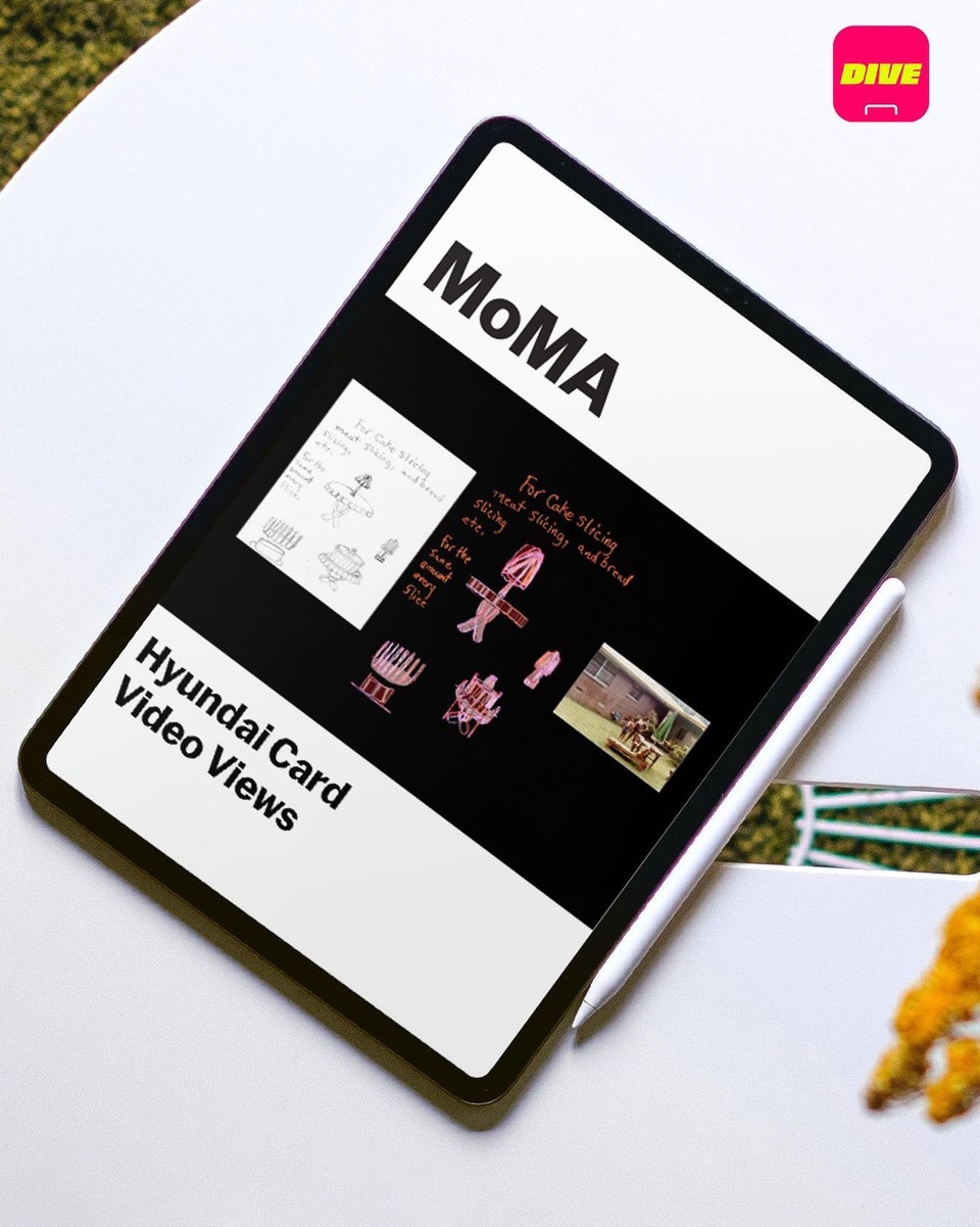 가족이 작품의 영감이 되는 순간 ✨

현대카드 후원 MoMA 온라인 스크리닝
MoMA 영상과 미디어 컬렉션 작품을 만날 수 있는
뉴욕 MoMA <현대카드 비디오 뷰스> 시리즈?

5월의 아티스트, 자콜비 새터화이트(Jacolby Satterwhite)를 소개합니다.

3D 애니메이션, 몰입형 설치물, 디지털 미디어 등
장르를 넘나들며 작가만의 가상세계를 만드는
미국 뉴미디어 아티스트 자콜비 새터화이트??‍?

작가의 어머니가 투병생활 중 그린 드로잉과 가족사진을 
애니메이션으로 재현해 상상력과 내면의 삶을 
디지털 아카이브로 재탄생시킨 작품
<The Matriarch’s Rhapsody>(2012)를
5/25(수)까지 온라인 스크리닝으로 만나보세요.?

?프로필 링크를 통해 ‘아날로그와 디지털의 만남’ 콘텐츠를 확인해 보세요.

Jacolby Satterwhite. The Matriarch's Rhapsody. 2012. Video animation (color, sound), 43:47 min. The Museum of Modern Art, New York. Acquired through the generosity of the Jeremiah Joseph. © 2022 Jacolby Satterwhite. Courtesy Electronic Arts Intermix (EAI), New York

#MoMA #뉴욕현대미술관
#JacolbySatterwhite #자콜비새터화이트

#HyundaiCardVideoViews #현대카드VideoViews
#현대카드DIVE #현대카드다이브 #현대카드 #HyundaiCard